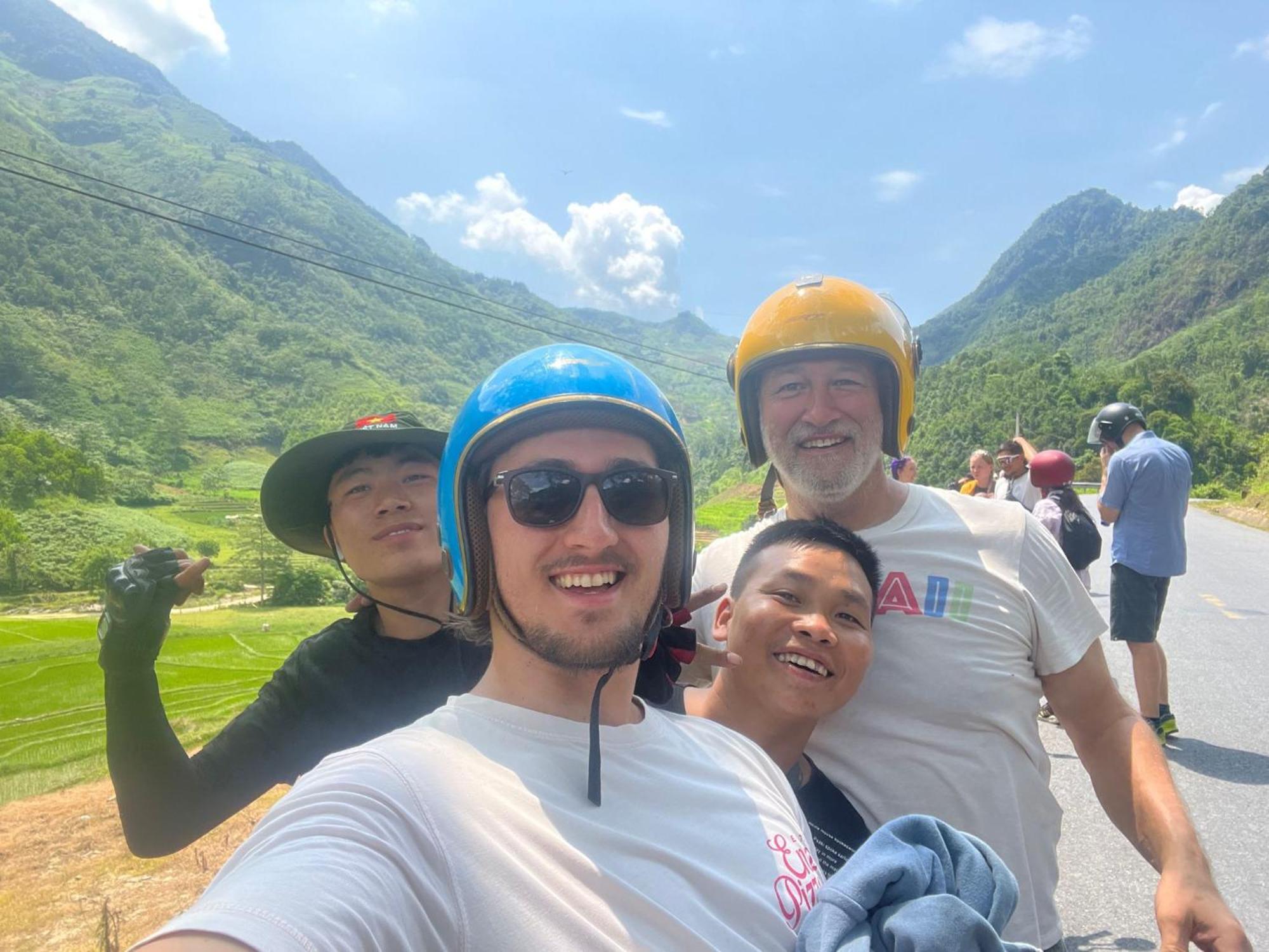 Ha Giang Safari Hostel & Motorbikes Екстер'єр фото