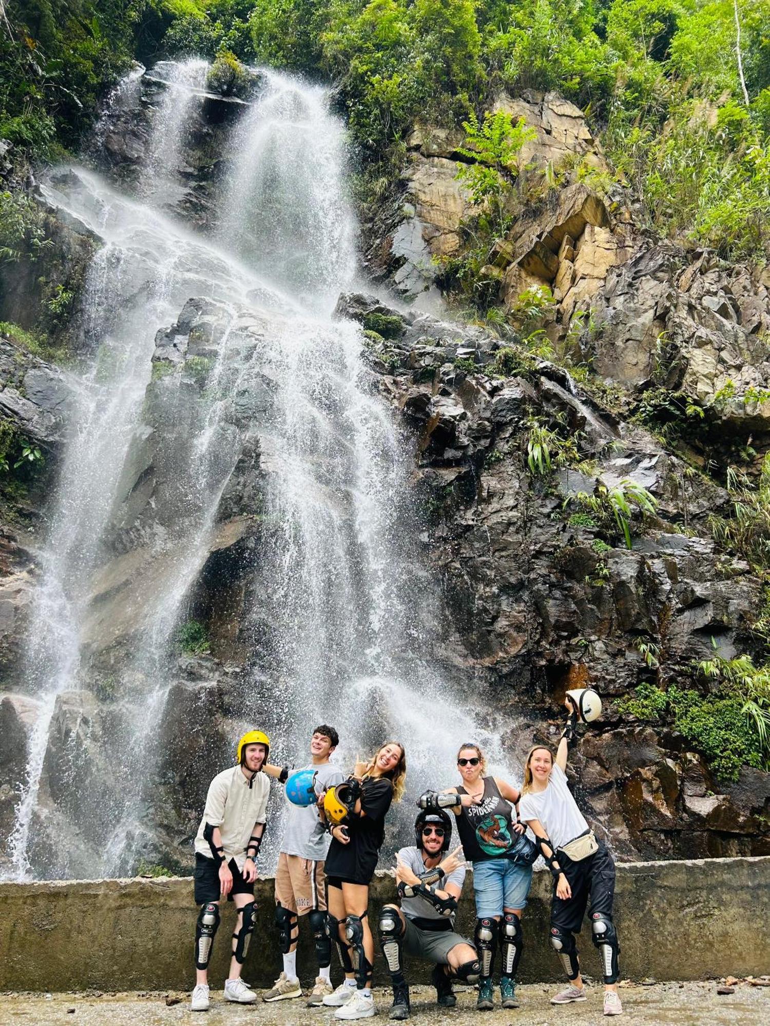 Ha Giang Safari Hostel & Motorbikes Екстер'єр фото